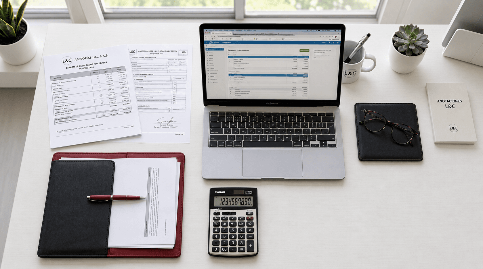 Escritorio con documentos contables y branded L&C — Asesorías L&C S.A.S.